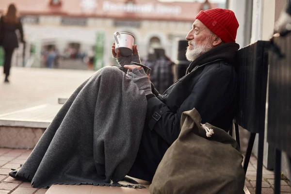 Un vagabundo pide donación de dinero, ayuda en la calle — Foto de Stock