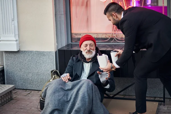 Empresario donar comida a mendigo — Foto de Stock