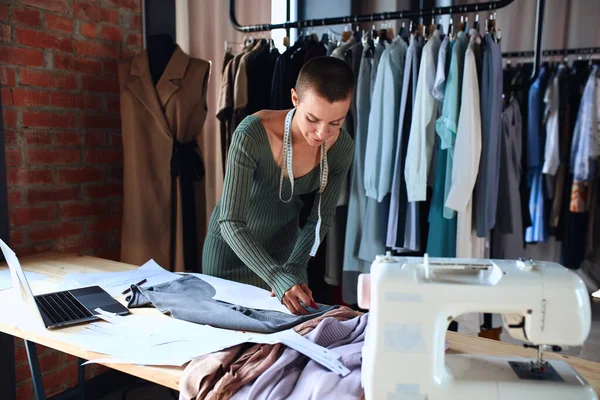 Kaukasische modeontwerper werkt in studio — Stockfoto