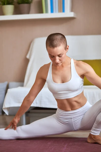 Portrait de femme aux cheveux courts en forme faisant de l'exercice à la maison — Photo