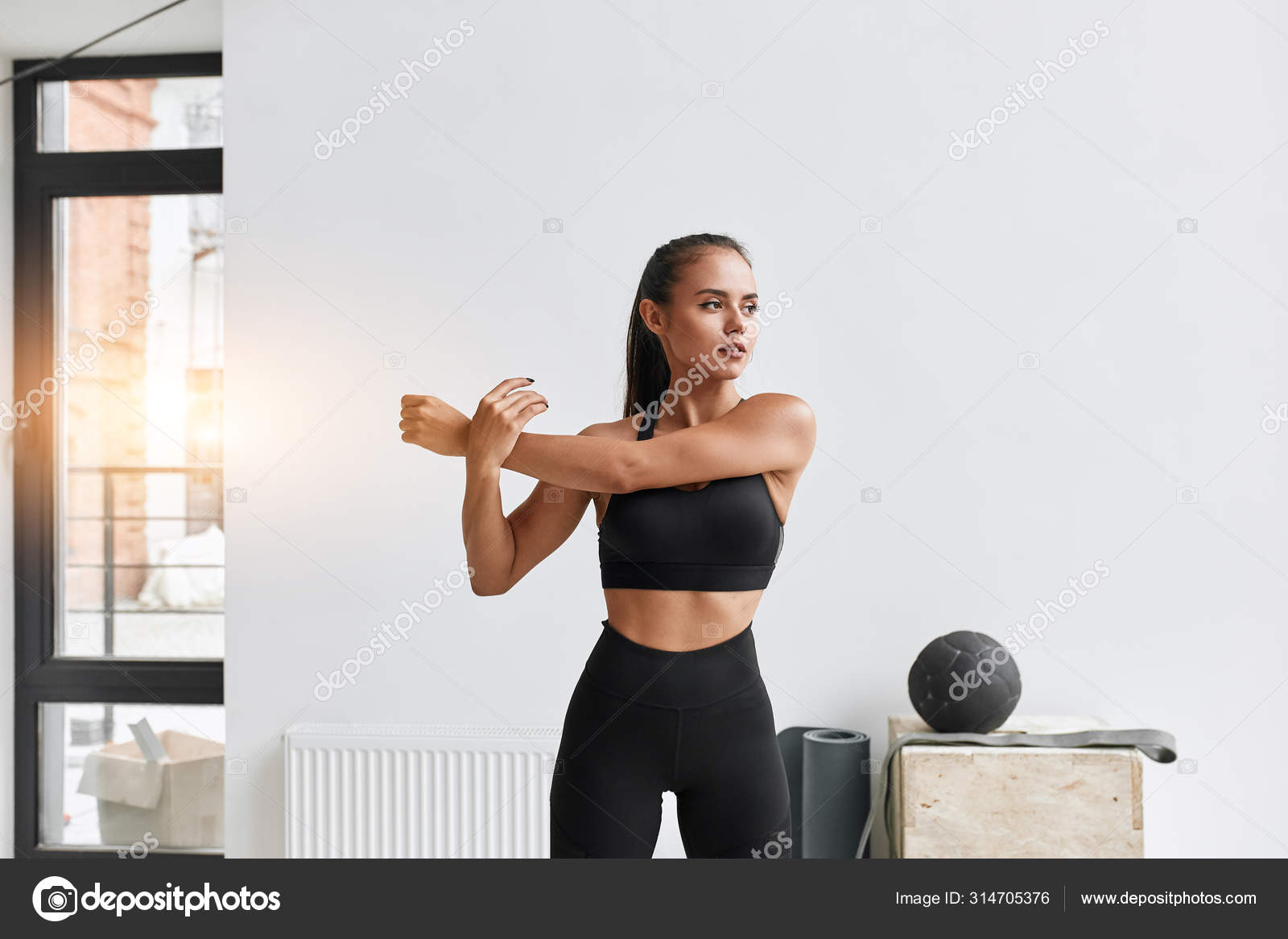 Caucásico deporte chica de calentamiento y estirar el cuerpo antes de hacer  ejercicio: fotografía de stock © ufabizphoto #314705376