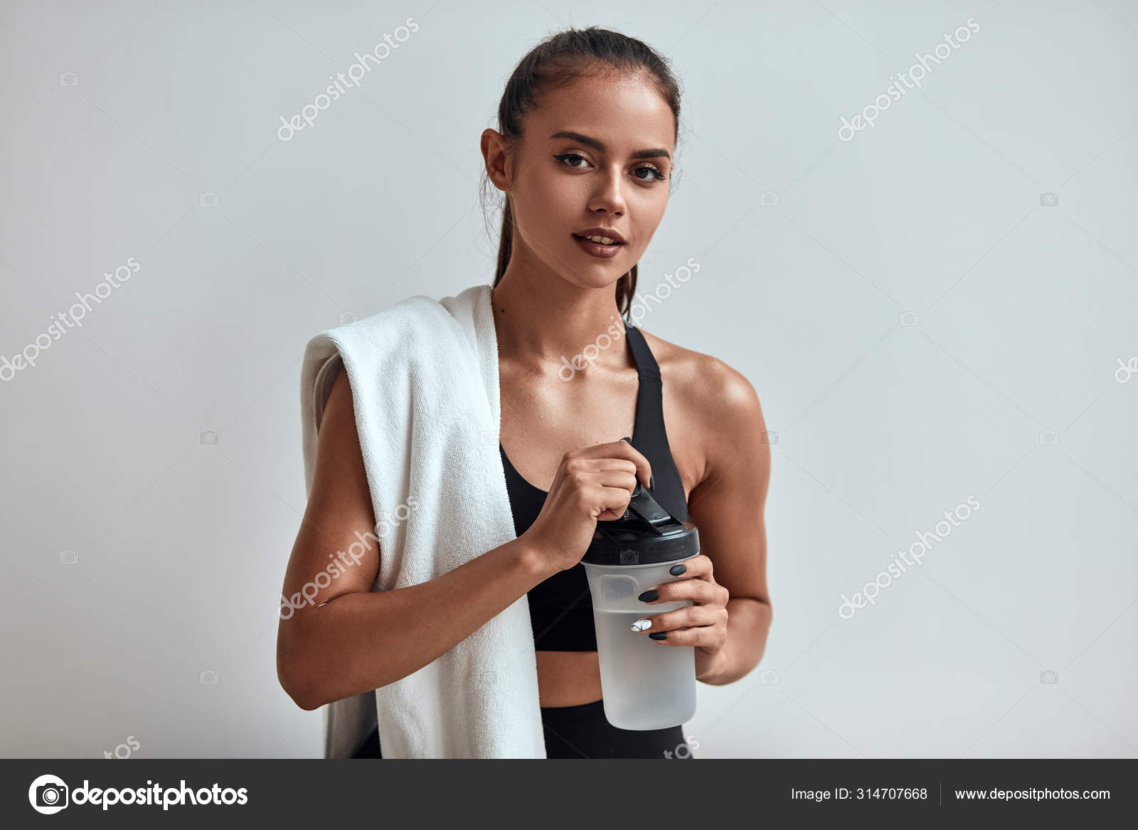 https://st4.depositphotos.com/13768208/31470/i/1600/depositphotos_314707668-stock-photo-drinking-water-fitness-woman-taking.jpg