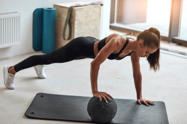 Kadınlar topta şınav çeker.