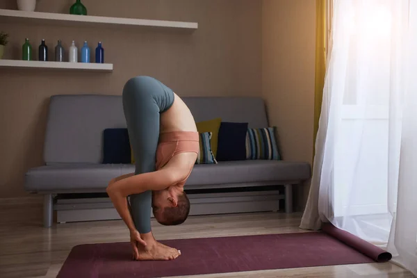 Yogi caucásico joven en casa practicando yoga o fitness — Foto de Stock