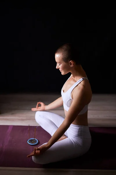 Mujer relajante mantener la calma con el yoga — Foto de Stock