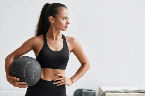 Caucásico joven chica de fitness haciendo ejercicio con pelota de fitness —  Fotos de Stock