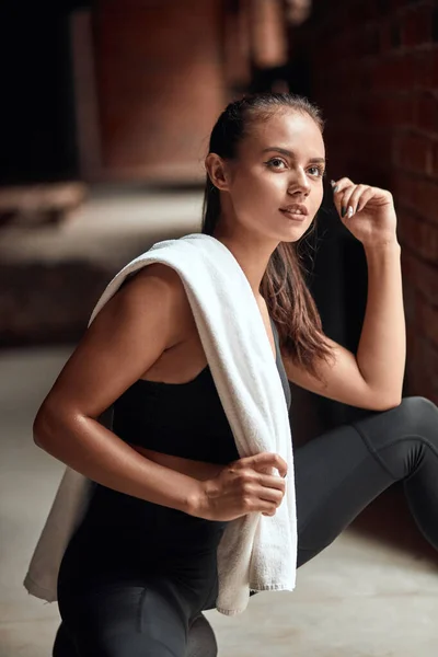 Chica descansando después de ejercicios en el gimnasio — Foto de Stock