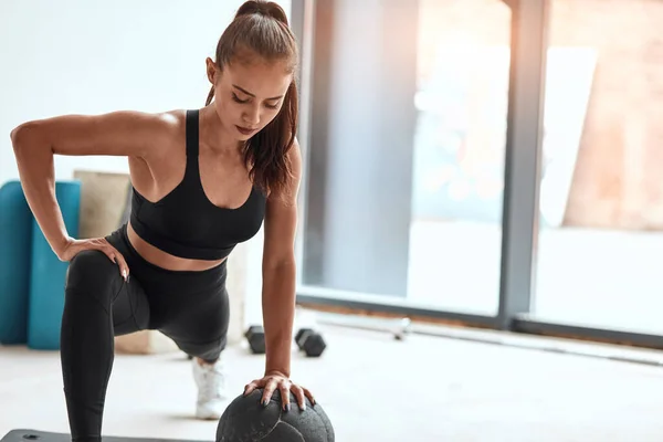 Όμορφη αθλήτρια εκτελεί push ups στο fitness ball — Φωτογραφία Αρχείου