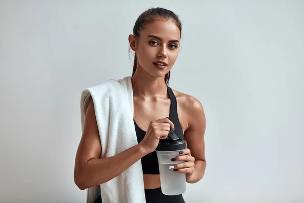 Beber agua fitness mujer tomando descanso —  Fotos de Stock