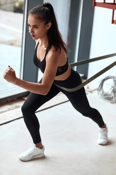 Mujer joven entrenando cross fit — Foto de Stock
