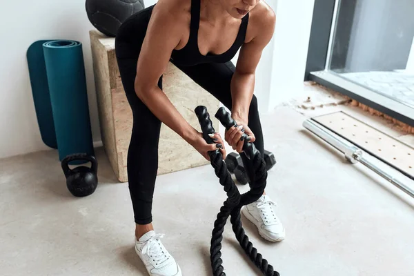 Gros plan fille sportive tenant la corde cross-fit — Photo