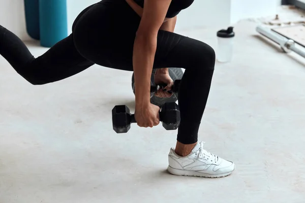 Fitness mujer haciendo ejercicio con la campana de la tetera en el gimnasio — Foto de Stock