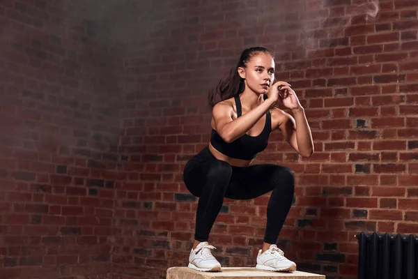 Esportivo caucasiano mulher fazendo caixa de salto exercício — Fotografia de Stock