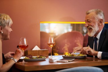 Olgun çift restoranda yemeğin tadını çıkarın.