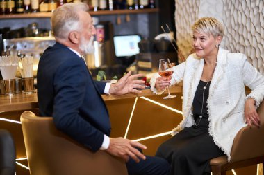 Son sınıf çifti lokantada birlikte yemek yiyor.