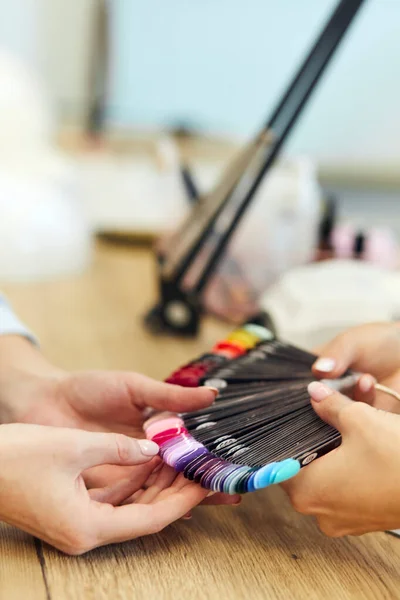 Donna mani scegliendo il colore delle unghie — Foto Stock