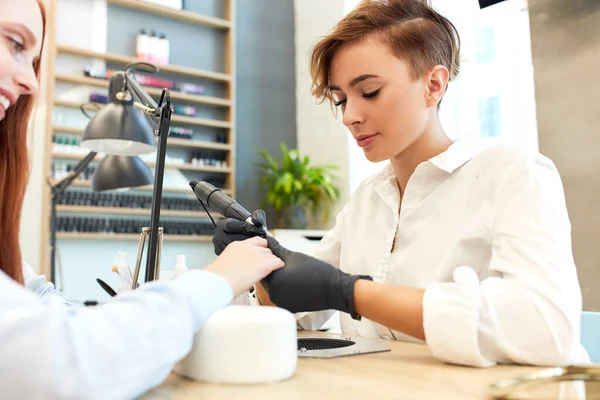 Jest ekspertem od manicure. Mistrz podczas pracy — Zdjęcie stockowe