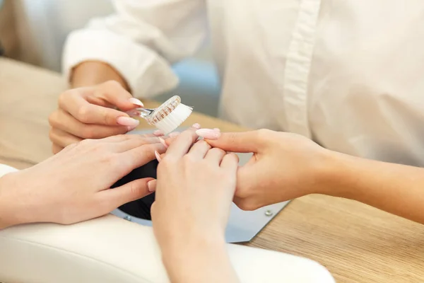 Лікування нігтів манікюром — стокове фото
