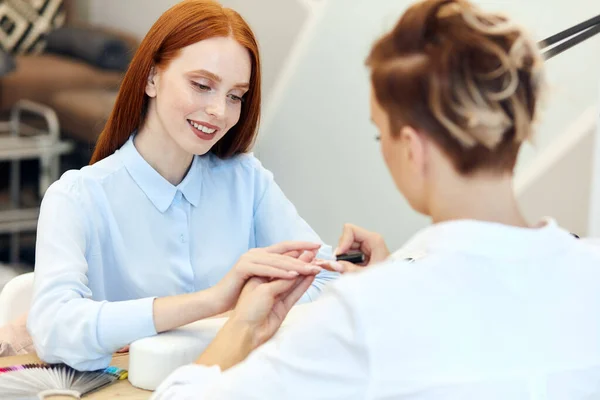 Cura delle unghie e manicure. Rossa donna è venuto a manicure salone — Foto Stock