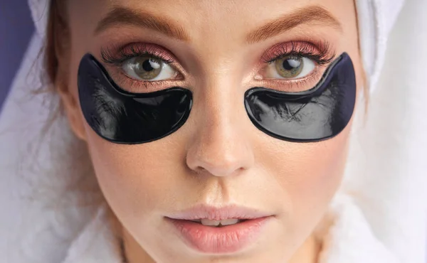 Krásná přírodní dívka s kosmetické černé skvrny pod očima — Stock fotografie