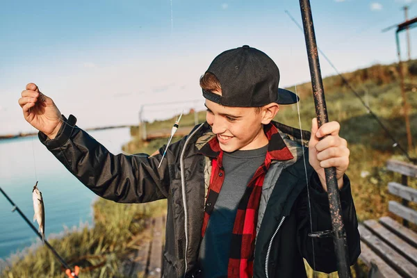 Padre e figlio pesca insieme nella giornata di sole — Foto Stock