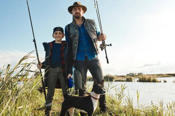 Erwachsener Vater und Teenager-Sohn gehen gemeinsam fischen. — Stockfoto