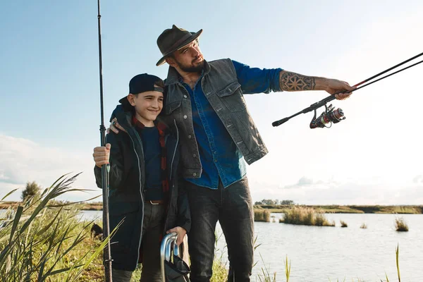 Перша риболовля батька і сина — стокове фото