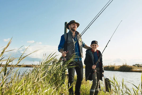 Primeira viagem de pesca de pai e filho — Fotografia de Stock