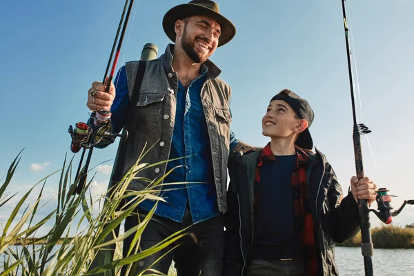 Primeira viagem de pesca de pai e filho — Fotografia de Stock