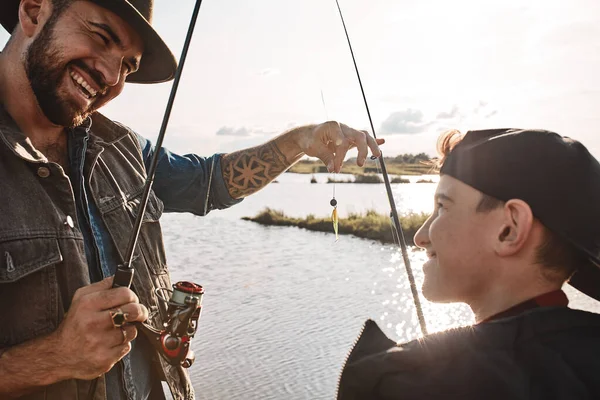 Padre e hijo pescando juntos en día soleado — Foto de Stock