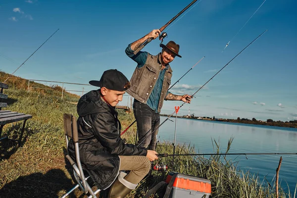 Vader en zoon samen op zonnige dag vissen — Stockfoto