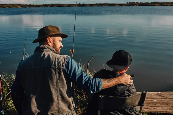 Pai e filho pescando juntos no dia ensolarado — Fotografia de Stock