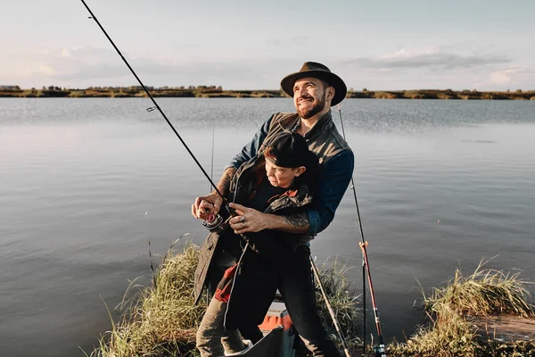 Pai e filho pescando juntos no dia ensolarado — Fotografia de Stock