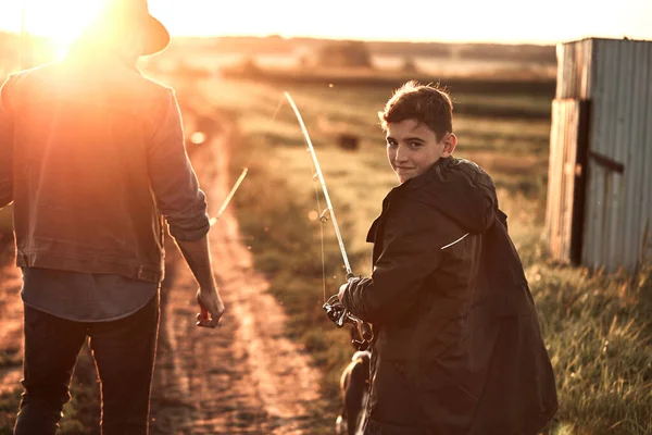 První společné rybaření dospělého otce a dospívajícího syna v teplém, slunečném dni. — Stock fotografie