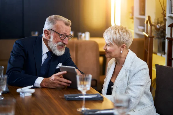 Hermosa pareja de ancianos hablando en rico restaurante —  Fotos de Stock