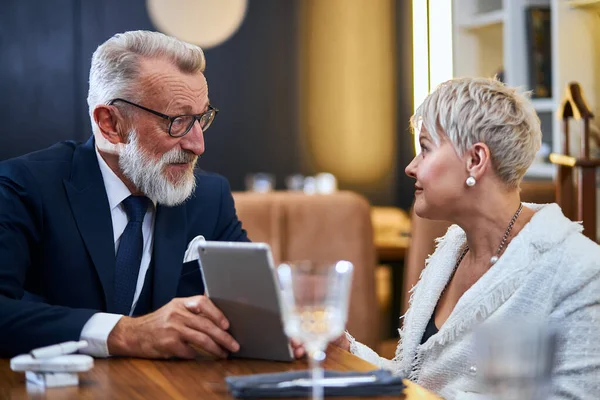 Feliz pareja de ancianos sentados y disfrutando juntos — Foto de Stock