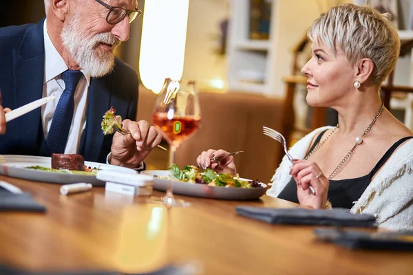 Glad modern mogen par firar i elegant restaurang — Stockfoto