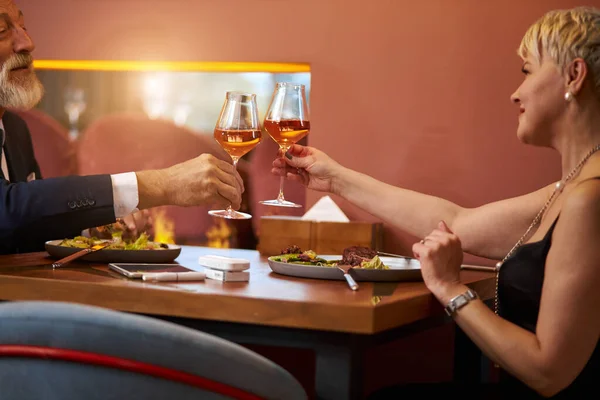 Sista dejten på restaurang. Romantisk atmosfär — Stockfoto