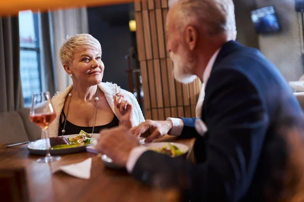 Gammal par fin mat på hotellet eller elegant dyr restaurang — Stockfoto