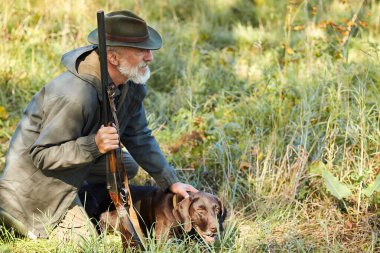 Hunter ve köpeği ormanda ganimet arıyorlar.