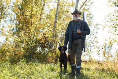 Hunter ve köpeği ormanda ganimet arıyorlar.