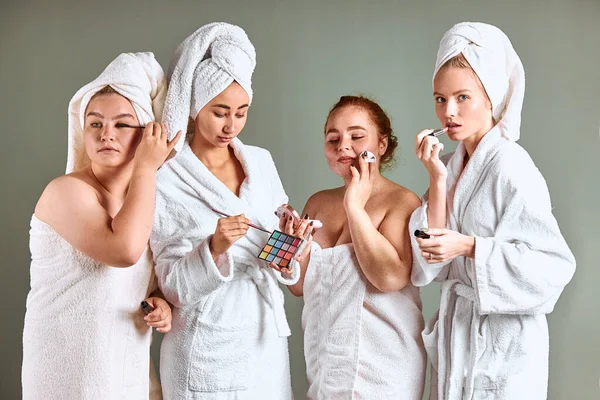 Portrait de belles jeunes femmes utilisant des cosmétiques après la douche — Photo