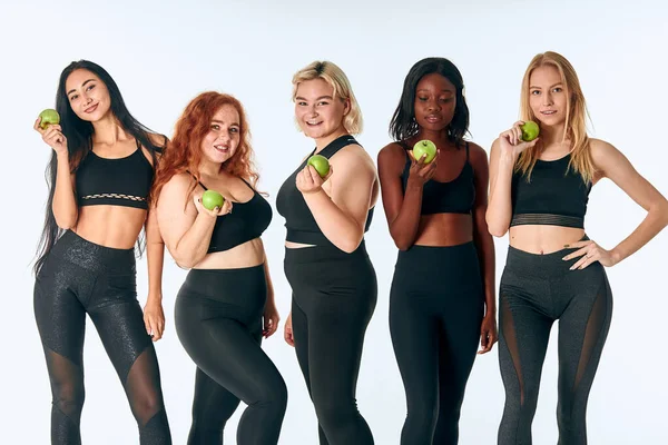 Gezond levensstijl concept. Portret van meisjes die groene appel eten — Stockfoto