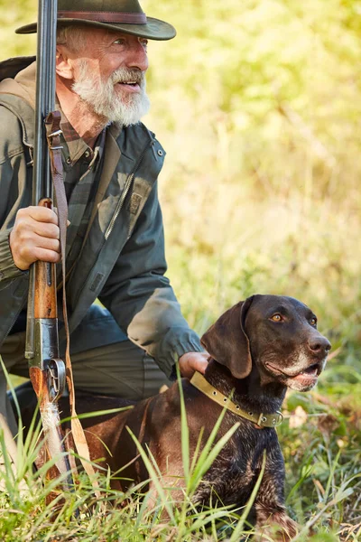 Hunter med sin labrador i skogen — Stockfoto