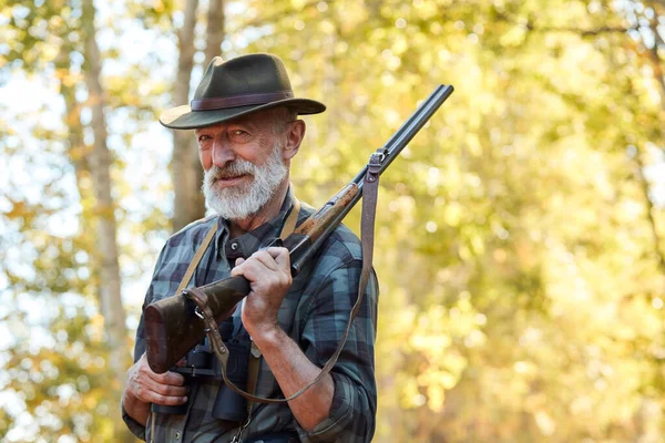 Hombre feliz después de la caza — Foto de Stock