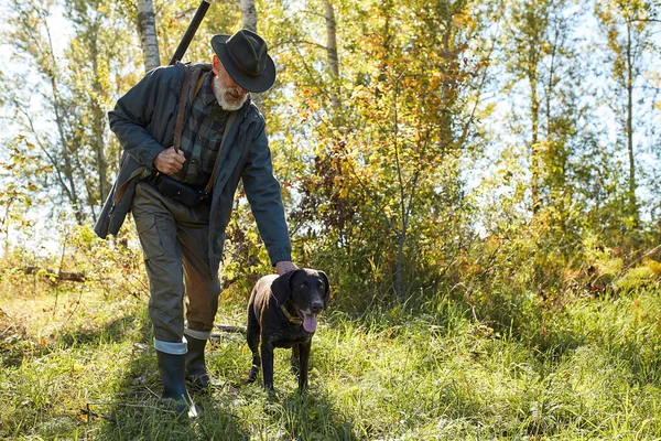 Cacciatore e cane da caccia — Foto Stock