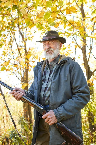 Cazador sénior con pistola listo para disparar su rifle — Foto de Stock