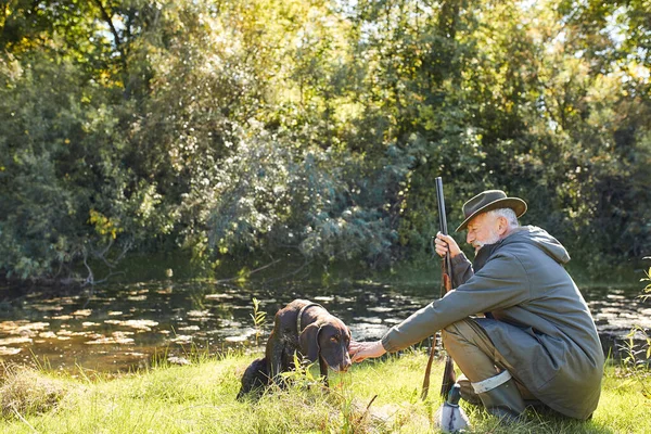 Jakt hund med sin ägare på sjön — Stockfoto