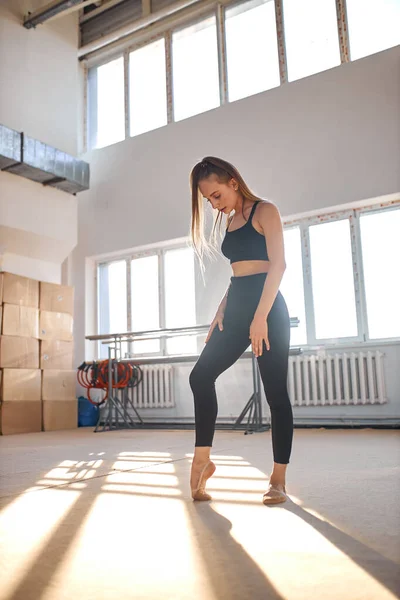 Giovane ragazza impegnata ginnastica ritmica in palestra — Foto Stock