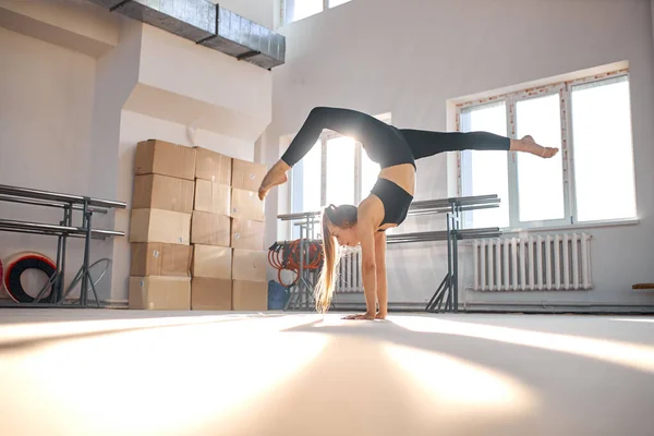 Trabalhando a partir de jovens ginasta arte bonita — Fotografia de Stock